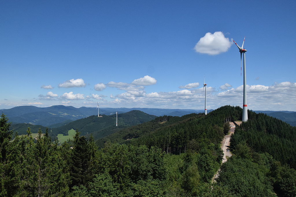 Imposant ragen sie in den Himmel – die Windanlagen auf der Prechtaler Schanze.