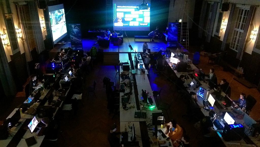 Mehr Licht als die wenigen elektrischen Lampen geben die kleinen Computerbildschirme und die Videoleinwände bei der nächtlichen LAN-Party im Schiller-Saal des Gymnasiums.