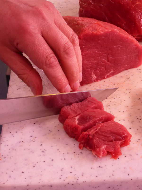Wichtig ist es, das Fleisch gegen die Faser zu schneiden.