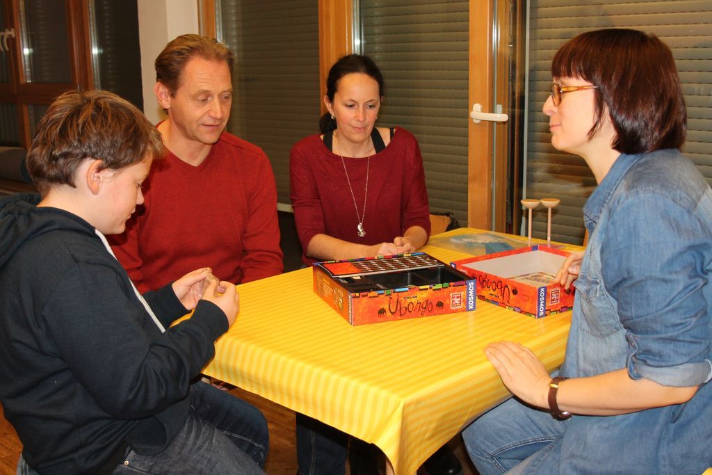 Anneka Haigis (rechts) kümmert sich um Geschwisterkinder wie Louis (links), dessen Bruder 2012 erkrankte.