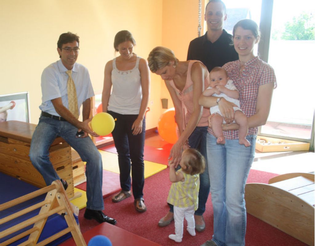 Bürgermeister Bernd Siefermann (links) machte sich vor Ort ein Bild von der mustergültigen Kleinkindbetreuung in Renchen. Unser Bild zeigt außerdem (von links) Erzieherin Verena Köninger, Angela und Mathias Sauer mit Töchterchen Romy sowie Nicole Straub mit ihrem kleinen Maximilian.
