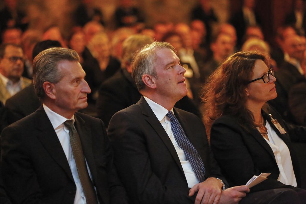 EU-Kommissar Günther Oettinger (links), BVDA-Präsident Alexander Lenders und Isabel Obleser, Geschäftsführerin Stadtanzeiger Verlag.