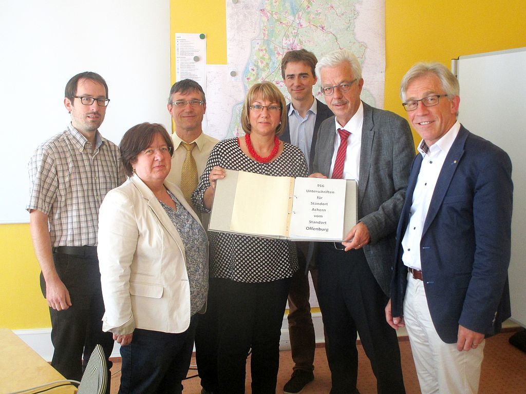 Mitarbeiter der Edeka Südwest übergaben 916 Unterschriften an den Regionalverband Südlicher Oberrhein.