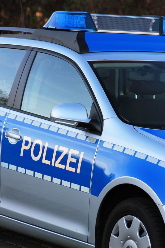 Das zuvor zusammengeschlagene Opfer musste den Weg vom Tatort zum Revier zu Fuß zurücklegen, das Polizeiauto fuhr im Schrittempo durch die Fußgängerzone nebenher.