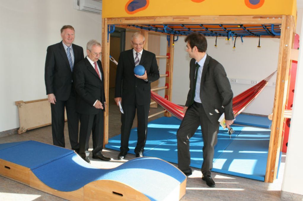 Frank Stefan, Vorstandsvorsitzender der Diakonie Kork, Manfred Zach, Ministerialdirigent im Sozialministerium Baden-Württemberg, Robert Büchel, kaufmännischer Vorstand, und Dr. Peter Martin, Chefarzt der Séguin-Klinik, im Therapieraum.