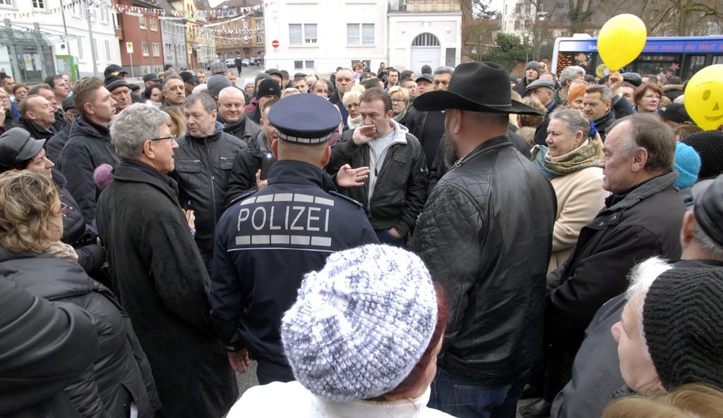 Demo gegen Flüchtlingspolitik auf dem Lahrer Rathausplatz: OB Müller hatte zeitweise einen schweren Stand.
