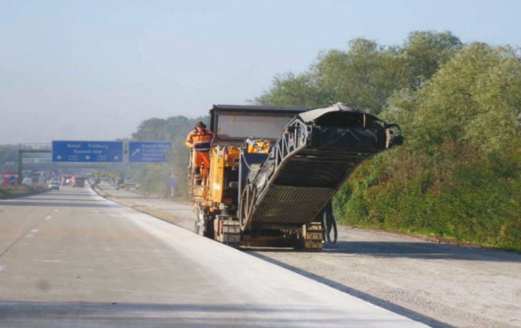 Die Bauarbeiter auf der Autobahn kommen gut voran.