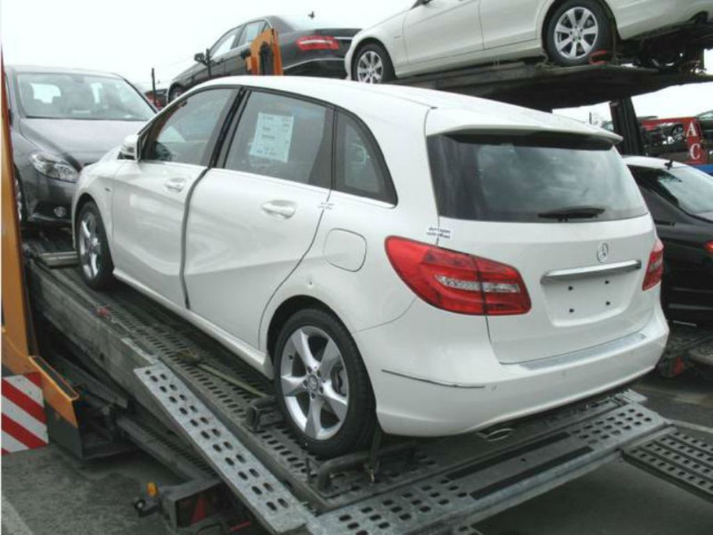 Getroffen: Ein Mercedes beim Abtransport.