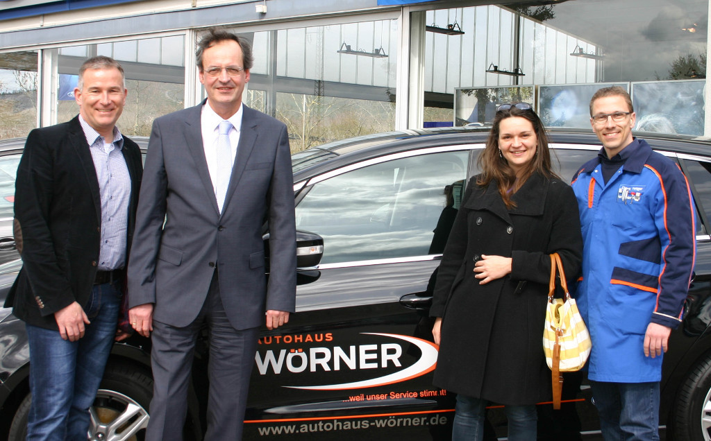 Mit Wirtschaftsförderin Nadine Klasen war Oberbürgermeister Matthias Braun beim Autohaus Wörner und besuchte die Geschäftsführer Heinz-Christian (links) und Claus Mezger (rechts).