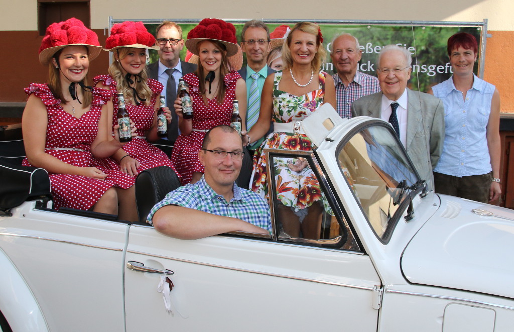 Die Models aus den Reihen der Sasbacher „Lochmattdruden“ zieren die Werbeplakate. Unser Bild zeigt vorne im Auto Braumeister Alexander Schneider, dahinter (von links) Prokurist Michael Ziegler, Geschäftsführer Siegbert Meier, die Seniorchefs Gustav Bauhöfer und Eugen Bauhöfer sowie die Brauerin Elisabeth Bauhöfer.