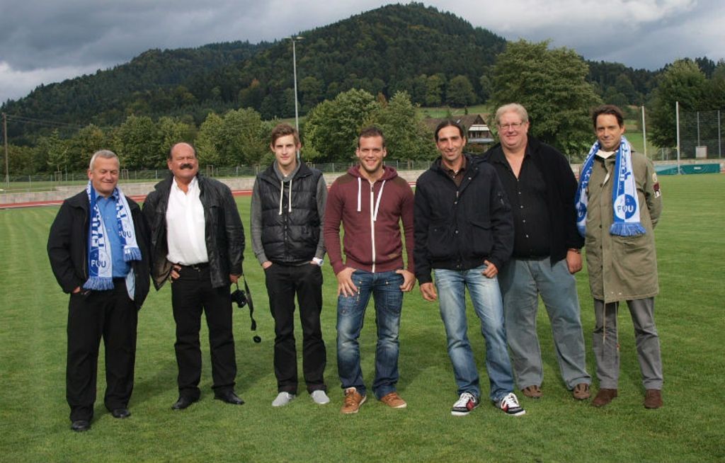 Vorort-Besichtigung im Zeller Sportpark: FVU-Vorsitzender Dieter Heitzmann (v.l.), Ortsvorsteher Hans-Peter Wagner, Benny Lehmann, Sven Bühler, Norbert Laifer, Abteilungsleiter Thomas Breig und der Leiter des Sponsorings der Targo-Bank, Marc-Christoph Schillig.