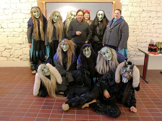 Die Burgheimer Eiszäpfle Hexen Lahr waren mit ihrer ersten Vorsitzenden Katja Schmidt im Keller der Geschäftsstelle Lahr.  | Foto: dh