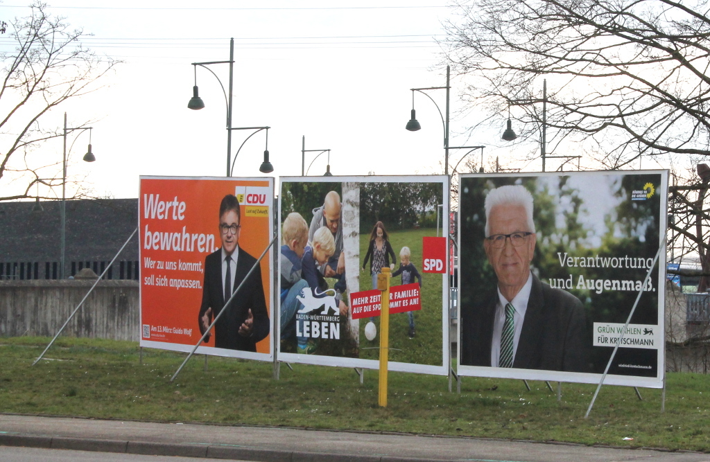 In direkter Konkurrenz, ohne dass der Verkehr gefährdet werden darf, werben Parteien großformatig hier an der Freiburger Straße in Offenburg um Aufmerksamkeit.
