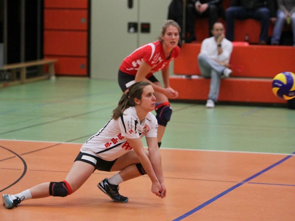 Hanna Frei (in Weiß) spielt als Libera und ist hier bei der Ballannahme zu sehen.