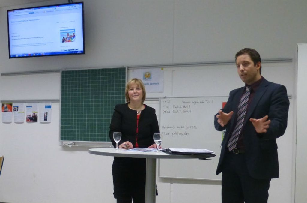 Kleine Tafel, großer Bildschirm: Schulleiterin Laura Roth und Bürgermeister Maunel Tabor erläutern das Konzept für die Schwarzwaldschule in Appenweier.
