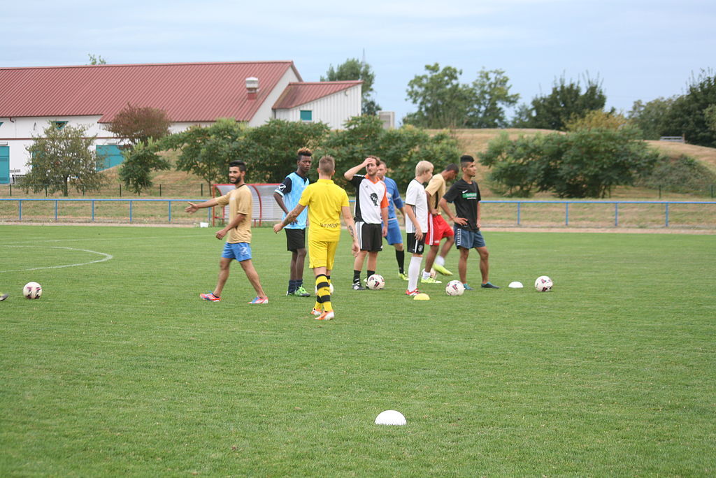 Auf dem Platz wird Deutsch gesprochen – bei der DJK in Offenburg können Flüchtlinge ihre Freizeit beim Fußballspielen verbringen.