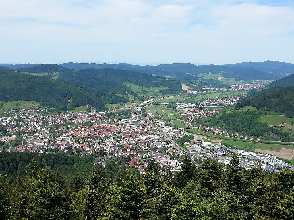 „Gastliches Kinzigtal“: Blick vom Urenkopfturm auf Haslach und das Kinzigtal.