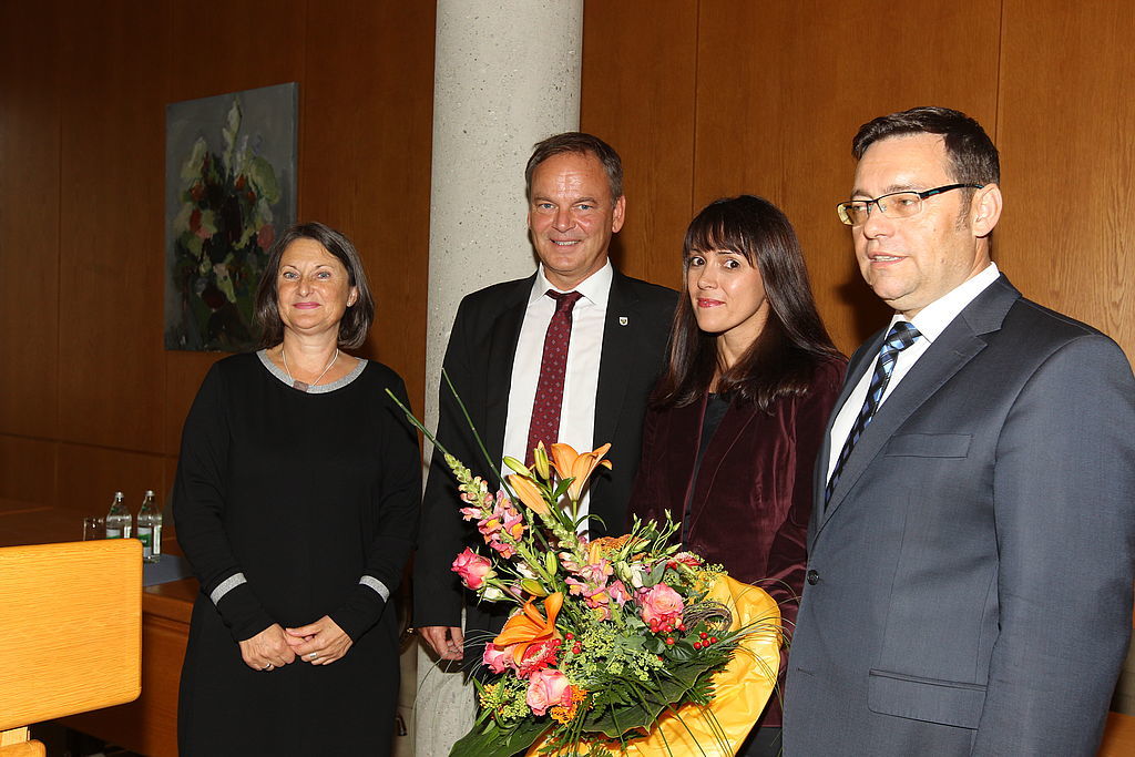 Regierungspräsidentin Bärbel Schäfer (von links) verpflichtete den Ortenauer Landrat Frank Scherer und beglückwünschte ihn und seine Frau Evgeniya nachdem Klaus Muttach das Wahlergebnis der Kreistagssitzung bekanntgegeben hatte.