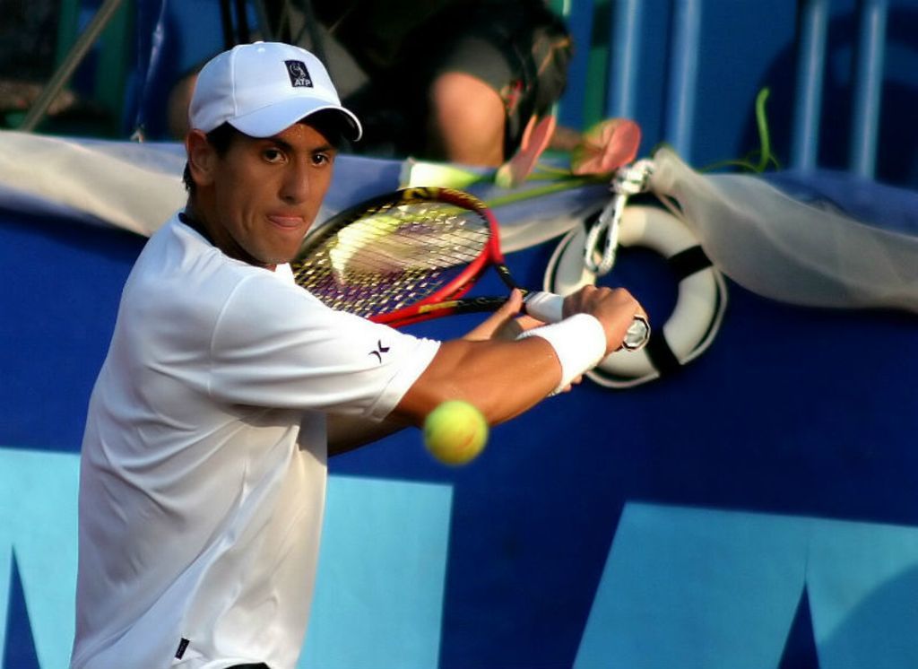 Der Rückhand-Slice ist eine vielseitige Waffe auch für diejenigen Tennisspieler, die eher lauffaul sind.