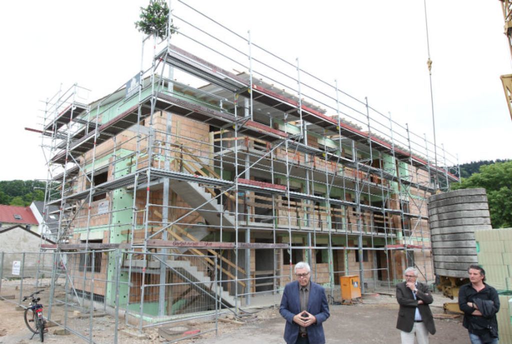 Ulli Nagel stellt im Beisein von Bürgermeisterstellvertreter Udo Prange und Architekt Thomas Kopf den Bau vor.