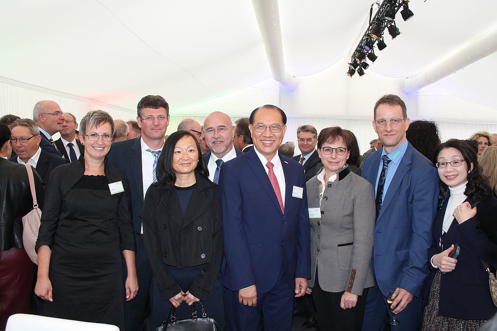 Strahlen zur Eröffnung (vordere Reihe v.l.): Julia Mäurer, Hiwin-Prokuristin Mei-Li Liou, Konzern-Chef Eric Chuo, OB Edith Schreiner, Hiwin-Geschäftsführer Werner Mäurer und Präsidentin Enid Tsai.