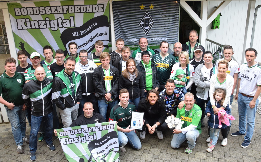 Erinnerungsfoto an einen besonderen Tag: Torhüter Yann Sommer und Kapitän Granit Xhaka (vorne 3. u. 4. v. l.) von Borussia Mönchengladbach bei den Borussenfreunden Kinzigtal.