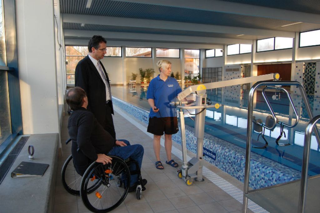 Bürgermeister Michael Welsche, Hans Erk und Diana Häfele bei einem Vororttermin im Hallenbad Freistett.