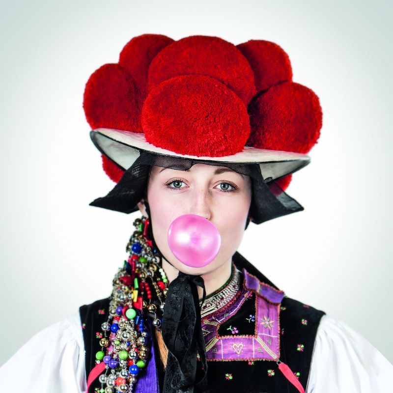 Das Foto „Bubble Gum“ von Hans-Jörg Haas zeigt „die Tracht im Spiegel der Kunst“.