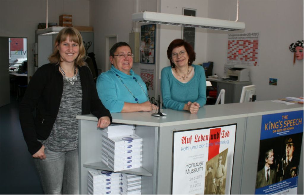 VHS-Geschäftsstellenleiterin Verena Kilian mit ihren Mitarbeiterinnen Marion Cramez und Ingrid Kimmig (v. l.) ist auch weiterhin im Büro im Centrum am Markt anzutreffen.