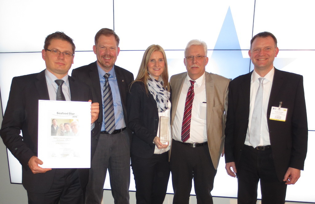 Oliver Wolf (Personalentwicklung, Fachtrainer Seafood Experte), Marco Schöpflin (Fachberater Frischkost, Fachtrainer Seafood Experte), Mareike Müller (Personalentwicklung), Thomas Vogler (Vertriebsleitung Frischkost) und Holger Detering (Geschäftsbereichsleitung Frischkost) mit der Auszeichnung.