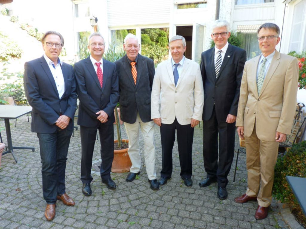 Die Gemibau-Führungsriege Martin Kern, Peter Sachs, der scheidende Aufsichtsrat Jürgen Münchau, Reinhart Kohlmorgen, Fred Gresens und Alfred Schütz.