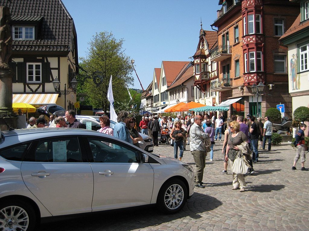Das Frühlingsfest in Haslach lockt mit seinem verkaufsoffenen Sonntag und der Autoschau stets Besucher aus der ganzen Region in die historische Altstadt.