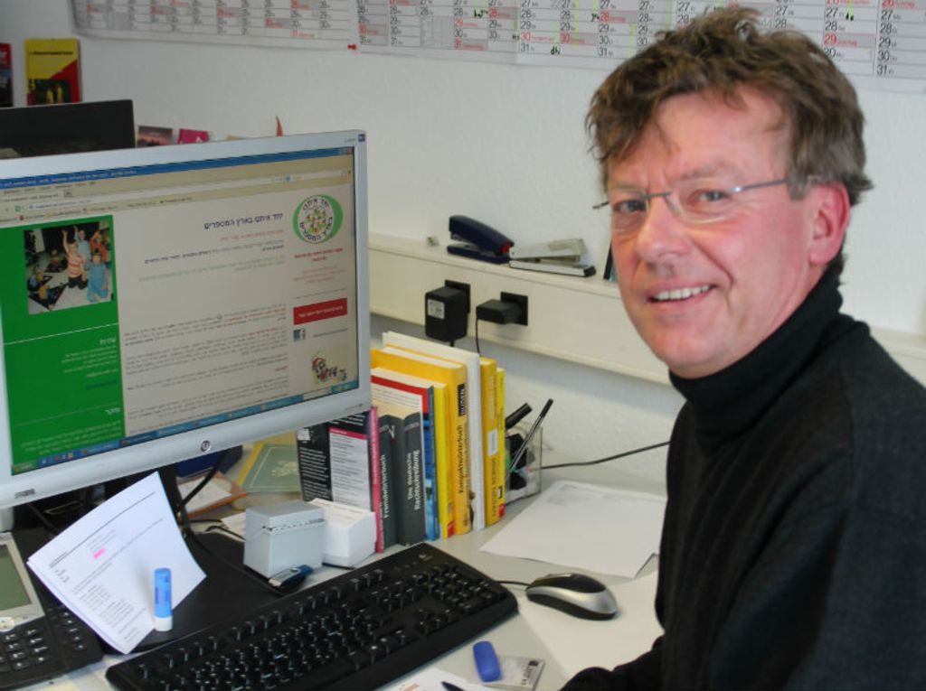 Gerhard Friedrich demonstriert bei einem Besuch in der Guller-Redaktion, wie international das Projekt „Zahlenland“ inzwischen mit Hilfe des Internets geworden ist.