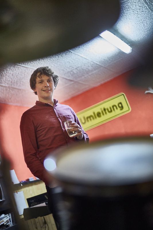 Im Proberaum mit einer Schorle: Dominik Büchele.