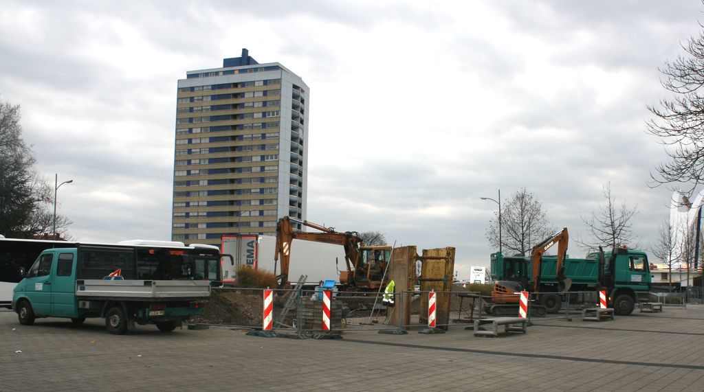 Im Zuge des Trambaus in Kehl wurde mit der Verlegung von Wasserleitungen auf dem Bahnhofsplatz begonnen.