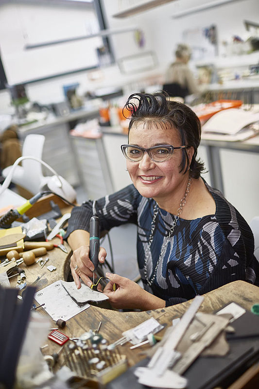 120 Jahre alt ist der Arbeitstisch von Brillendesignerin Marion Frost, an dem sie schon in ihrer Lehre zur Goldschmiedin gearbeitet hat.