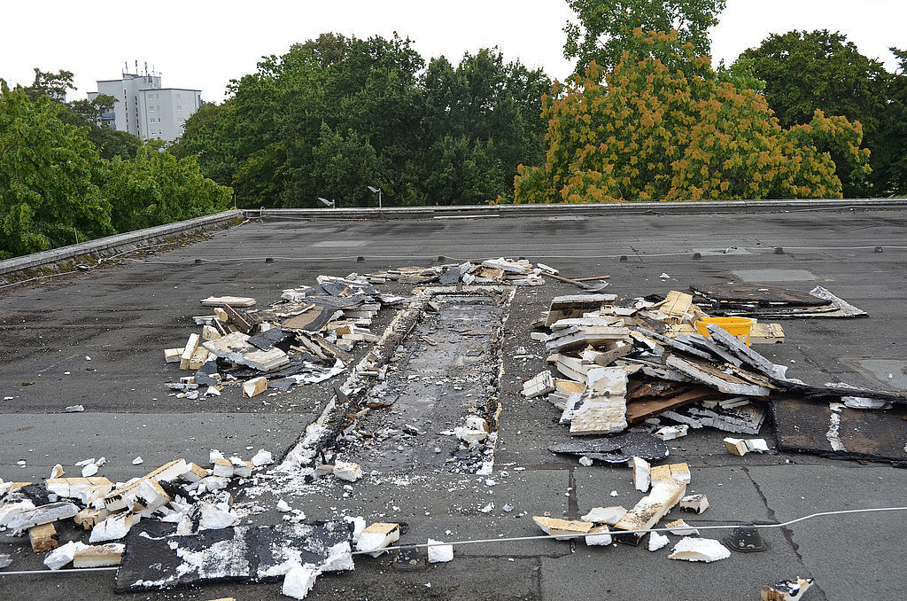 Wie vor einem Jahr in der Halle des Einstein-Gymnasiums ist auch das Dach des Hallenbades in Kehl marode. Ein Netz sorgt in der anstehenden Wintersaison für Sicherheit.