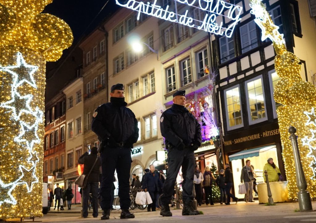An den Eingängen zum Straßburger Weihnachtsmarkt stehen Polizisten, aber auch Militär.
