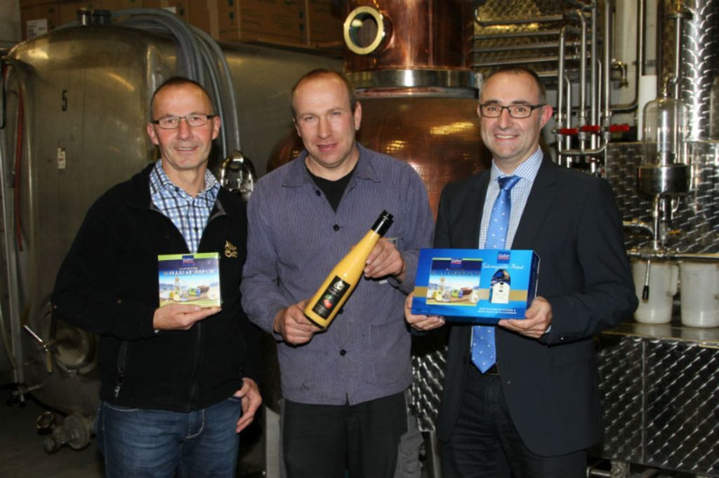 Der Alde Gott lässt sich erstmals auch in hochwertigen Pralinen genießen (von links): Wolfgang Fischer, Uwe Lehmann und Geschäftsführer Günter Lehmann.