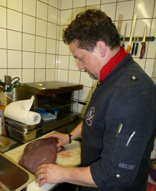 Frische Leber ist leicht feucht und glänzt.
Die Plätzchen werden mit dem Löffel geformt. | Foto: ag