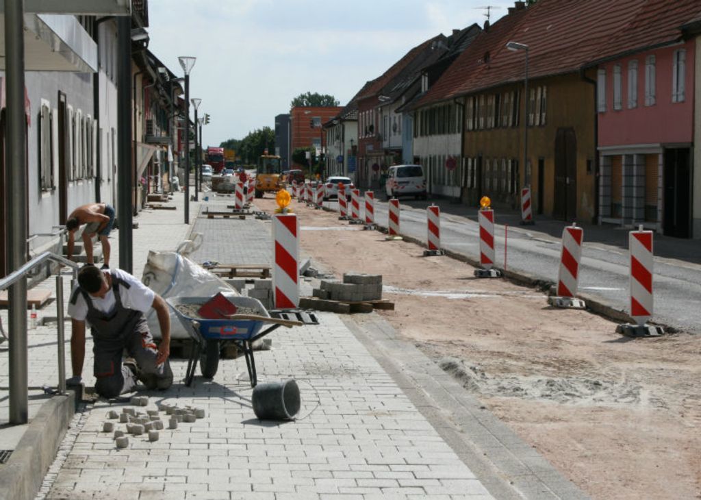 Der Seitenwechsel im dritten und vierten Bauabschnitt der Freistetter Hauptstraße steht bevor: Die Pflasterarbeiten sind im Gange.