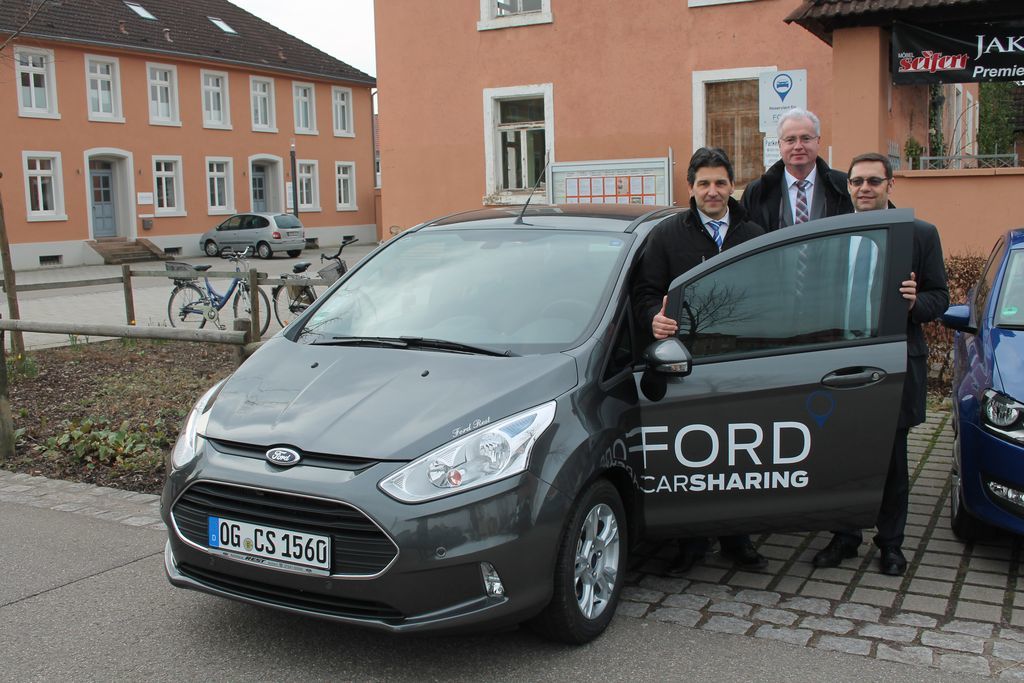 Stellten das neue Carsharing in Achern vor (von links): Oliver Rest vom gleichnamigen Autohaus, Bürgermeister Dietmar Stiefel und Oberbürgermeister Klaus Muttach.