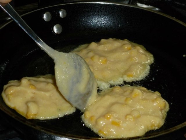 Die Plätzchen werden mit dem Löffel geformt.  | Foto: ag