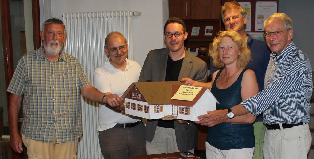 Der neue Vorstand hofft auf zahlreiche Fördermitglieder und natürlich auch auf Spenden für den Fehrenbacher Hof (von links): Horst Schwarzer, Martin Schwendemann, Pfarrer Christian Meyer, die erste Vorsitzende Heike Kirsch, Thomas Erhardt und Eckhart Fischer-Appelt sammeln Gelder für die Sanierung des in die Jahre gekommenen Gebäudes.