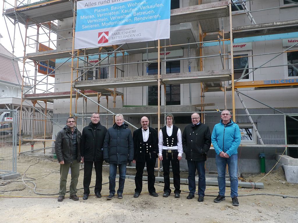 Die am Neubau in Offenburg beteiligten Planer, Bauunternehmer und Handwerker feierten mit der Baugenossenschaft Familienheim Mittelbaden Richtfest.