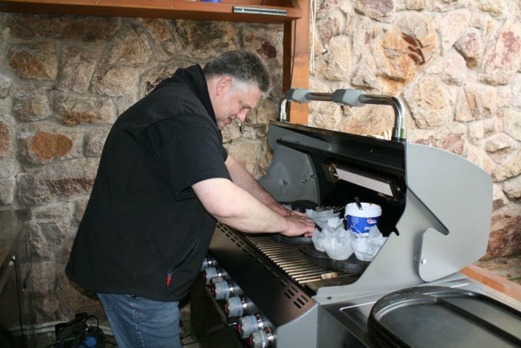 Vorbereitung für die unterschiedlichsten Burgervariationen: Gerhard Volk am Grill.
