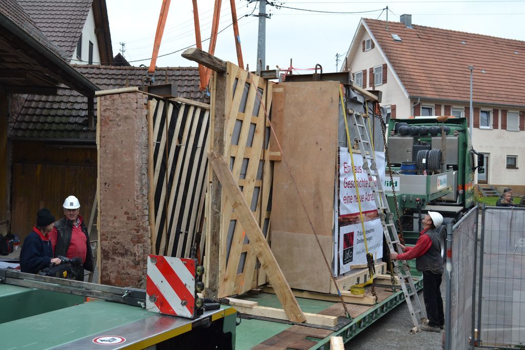 Am Dienstag fand der erste Schwertransport mit Teilen des „Schlössle von Effringen“ von Wildberg nach Balingen statt.