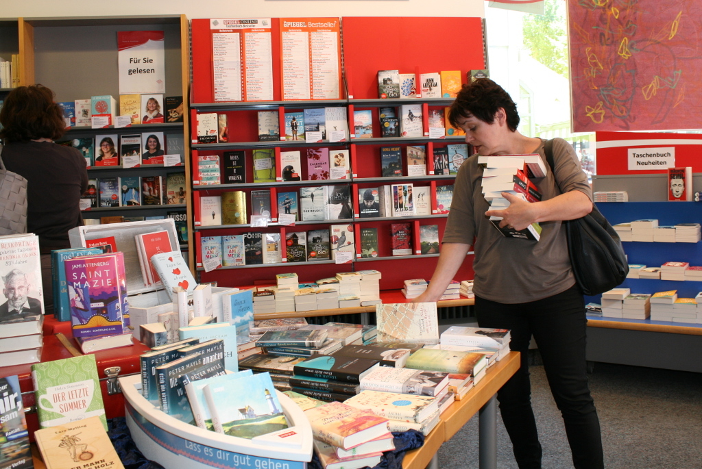 Anne-Marie Glaser liebt es, durch Buchhandlungen zu stöbern.