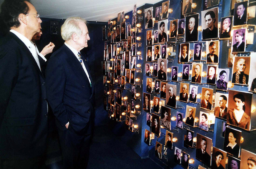 Bundespräsident Johannes Rau – zusammen mit dem damaligen Oberbürgermeister Wolfgang Bruder (l.) – bei seinem Besuch im Jahr 2002 anlässlich der Einweihung des Salmen zum „Kulturdenkmal von nationaler Bedeutung“ in der Ausstellung zur Erinnerung an Offenburger Juden.