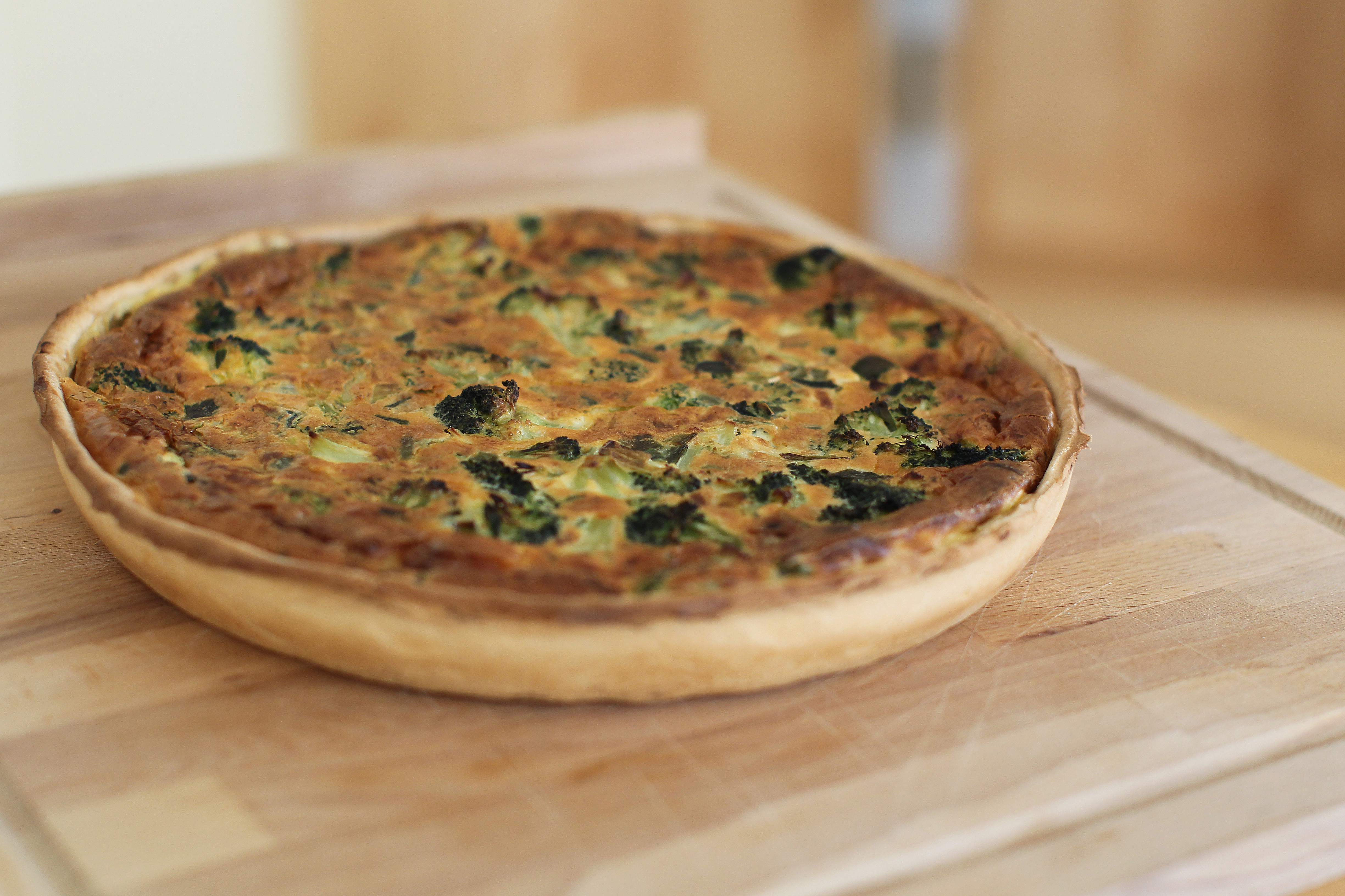 Eine Wintergemüse-Quiche mit Schwarzwurzeln, Pastinaken und Teltower Rüben ist eine würzige Mahlzeit.